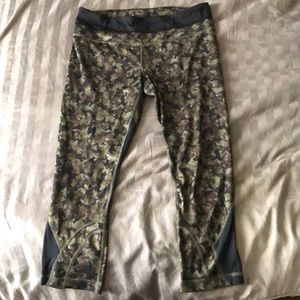 Camo LuLulemon crops